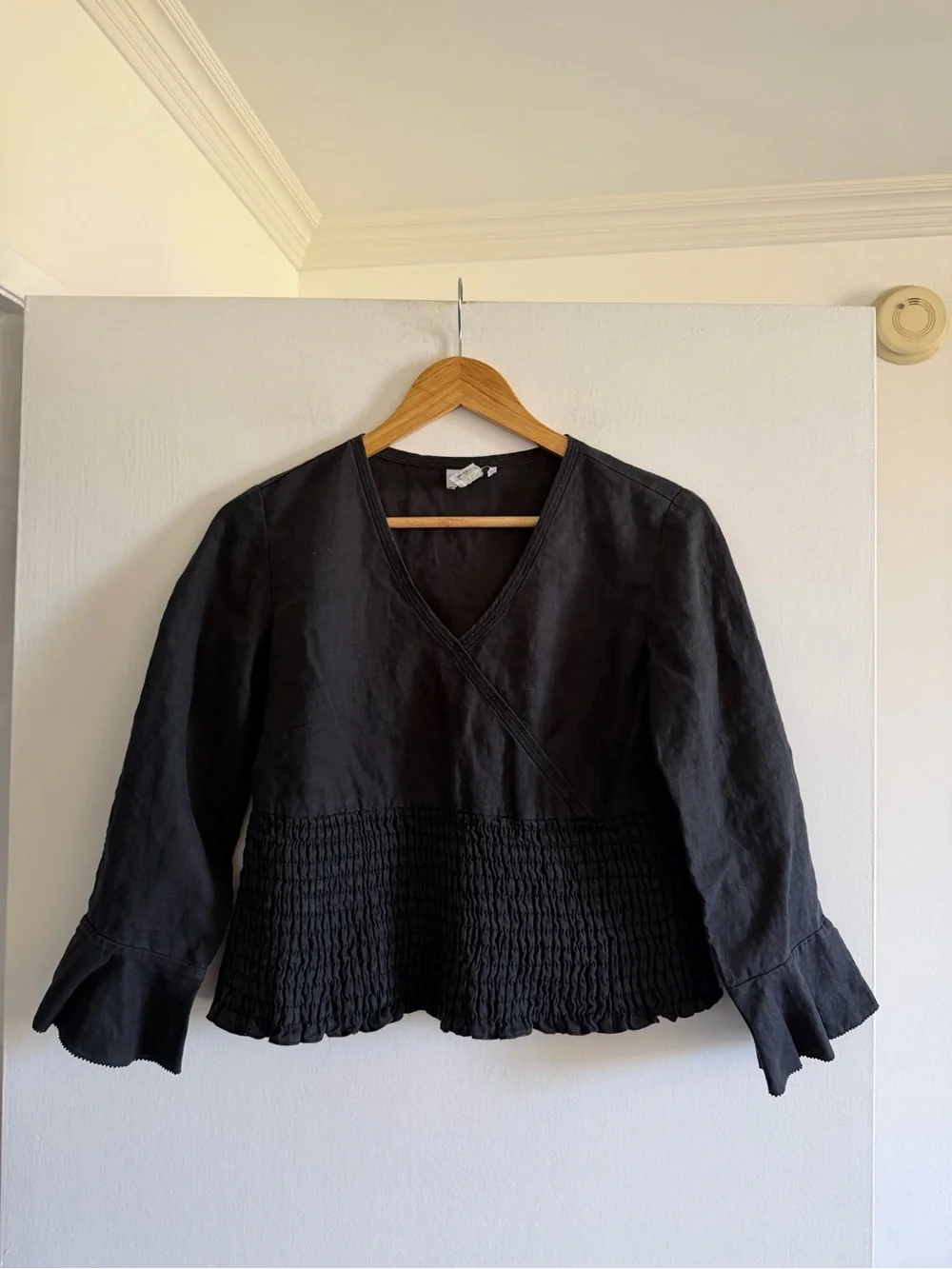 Ann Taylor LOFT Black Linen Smocked Crossover Peplum Sleeve Blouse size 2 EUC - Picture 3 of 7